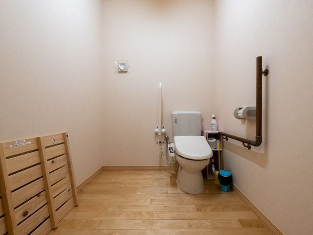 バリアフリー設計のトイレ トイレ ゆとりのスペースが確保された清潔感のあふれるトイレです。手すり付きで安心してご利用いただけます。