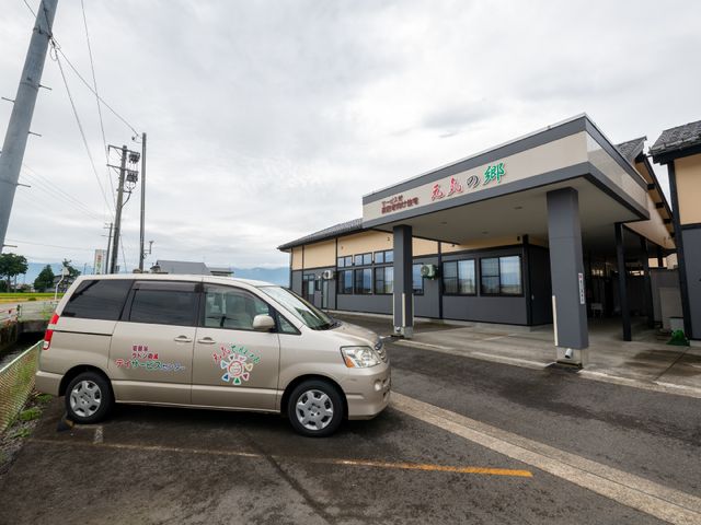 施設の外観と専用車 外観 清潔感のあふれる外観の施設入口は、来訪者を温かく出迎えます。専用の送迎車も完備しており、外出のサポートも充実しています。