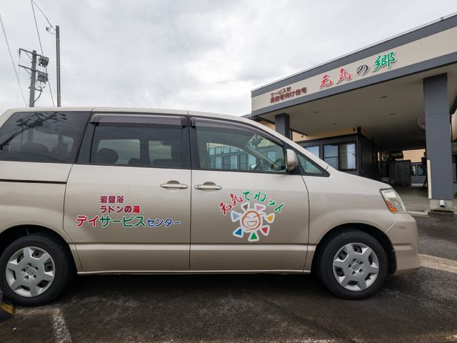 施設前の車とエントランス 玄関 広々とした清潔感のある入口は、訪れる皆様を優しくお迎えします。
