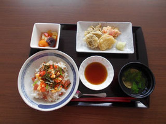 和食のプレート 料理 色とりどりの料理が並ぶプレートは、食事の楽しみを感じさせるひとときです。