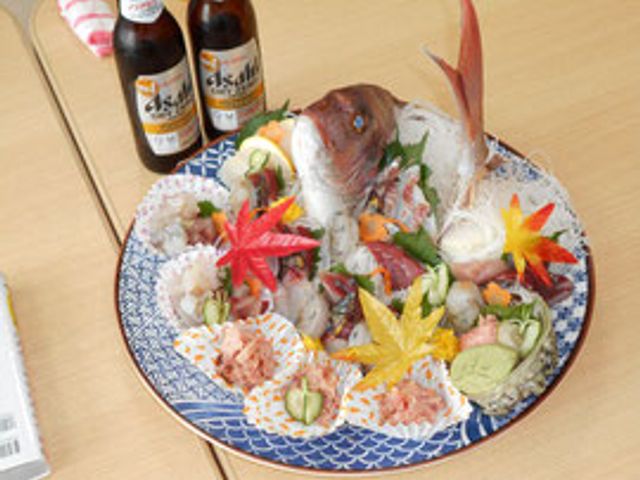 新鮮な魚料理の食堂 料理 新鮮な魚を使った料理が楽しめます。スタッフが食事の準備を丁寧に行っています。