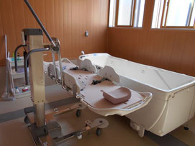 機能訓練室 機能訓練室 広々とした機器が備えられており、快適にリハビリが行えるよう設計されています。自然光も入ります。