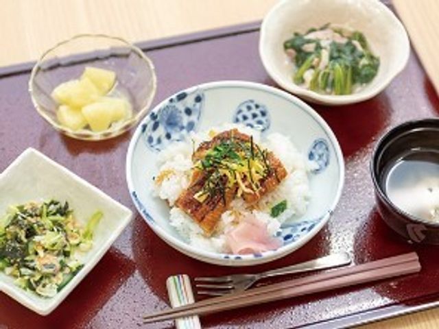 和食の彩り豊かな料理 食事例 栄養バランスを考えた和食が用意されており、食欲をそそる彩りで毎食が楽しみです。