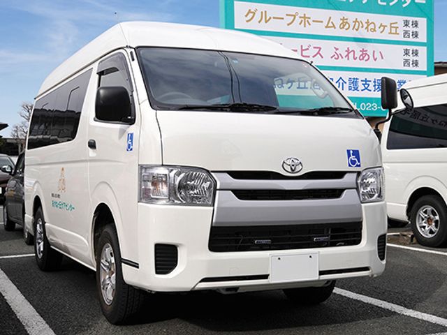 リフト付き送迎車 看板 車椅子の方も快適にご利用いただける送迎車です。安心で安全な移動をサポートします。