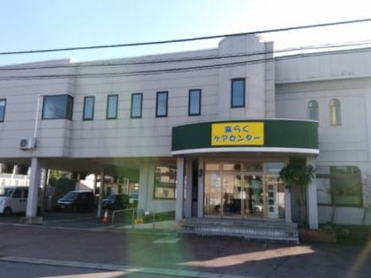 明るい外観のエントランス  