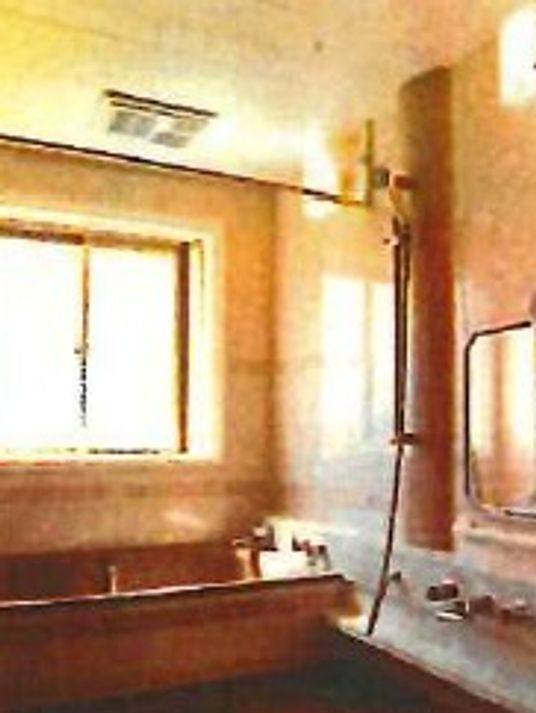 日の当たる明るい浴室