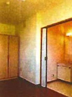 落ち着いた色調の居室