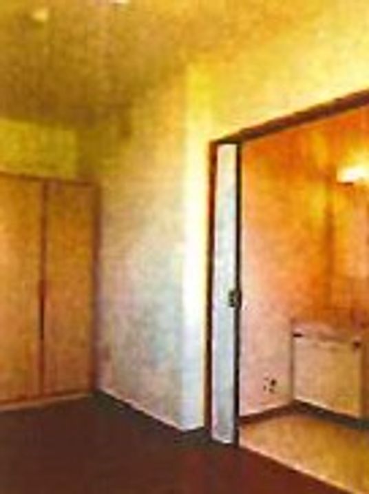 落ち着いた色調の居室