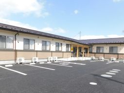 広々駐車場と建物の外観