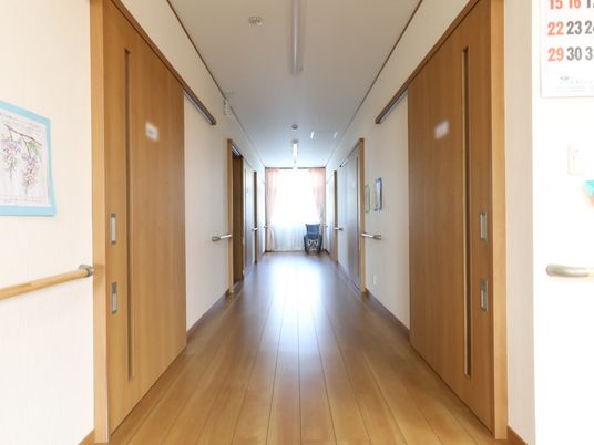 木目調の温かみある廊下