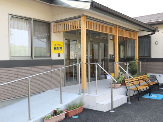 エントランスとベンチの外観