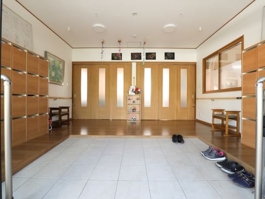 玄関ホールの明るい空間