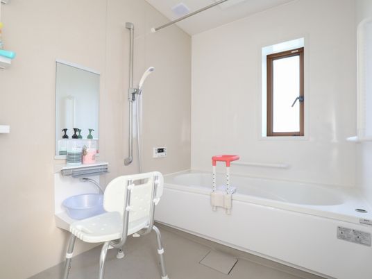 バリアフリーの明るい浴室