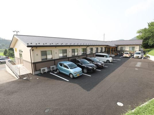 ゆったり駐車場のある外観