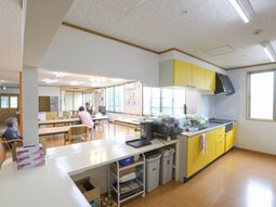 明るい共用キッチン