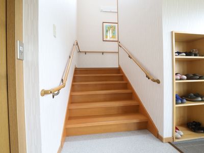 手すり付きの木製階段