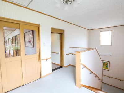 天井が高い明るい廊下