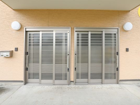 シンプルな建物のエントランス