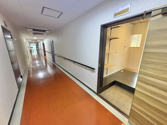 長い廊下と居室