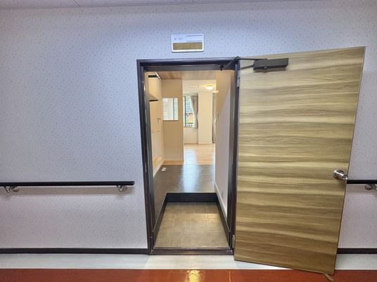 開いたドアの廊下