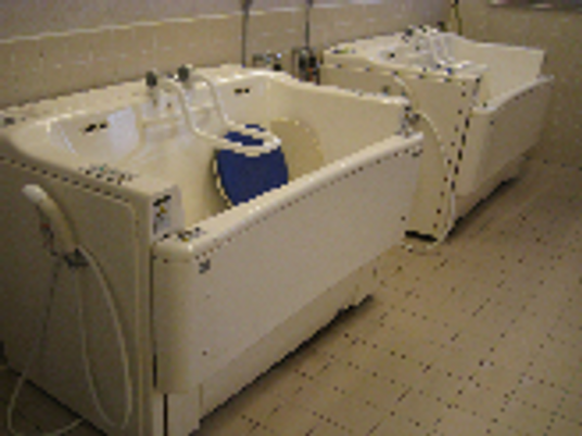 車椅子対応の浴槽  