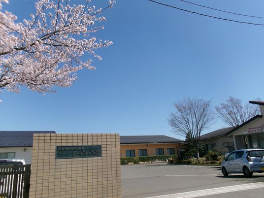 桜が見える外観  