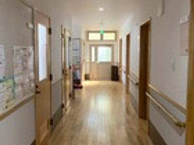 明るい廊下 廊下 自然光が差し込む明るい廊下です。安全な手すりが設置され、移動も安心です。