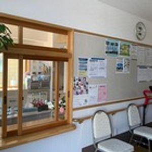 明るい掲示板の廊下