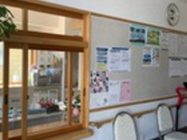 明るい掲示板の廊下 廊下 日差しが差し込む廊下には、多くのお知らせが掲示されており、情報が分かりやすく伝わります。