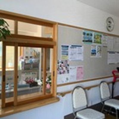 明るい掲示板の廊下