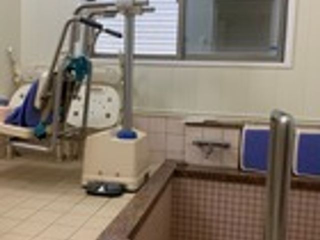 広い浴室 浴室 広々とした浴室で、快適に介助が行えます。最新設備で安全に利用可能な空間です。