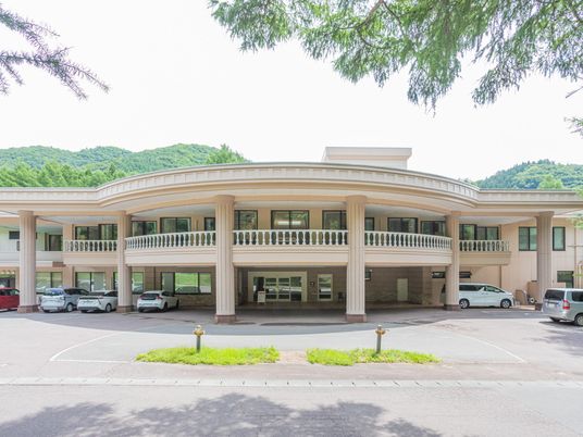 山あいの建物外観  