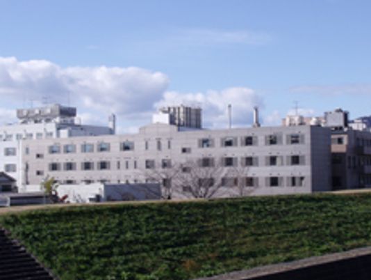 広々とした建物外観