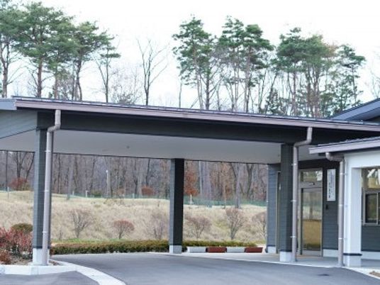 建物前の車寄せ外観  