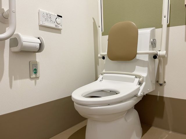 バリアフリー設計のトイレ トイレ 手すり付きのゆったりとしたトイレは、快適な日常生活をサポートします。安心してご利用いただける空間です。