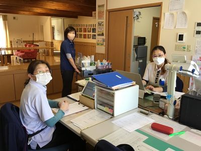 笑顔のスタッフとカウンター
