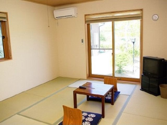 和室の居心地の良い空間 和室 採光が心地よい和室です。畳の上でのひとときを、静かに過ごしていただけます。