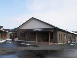 雪が積もる一階建て施設