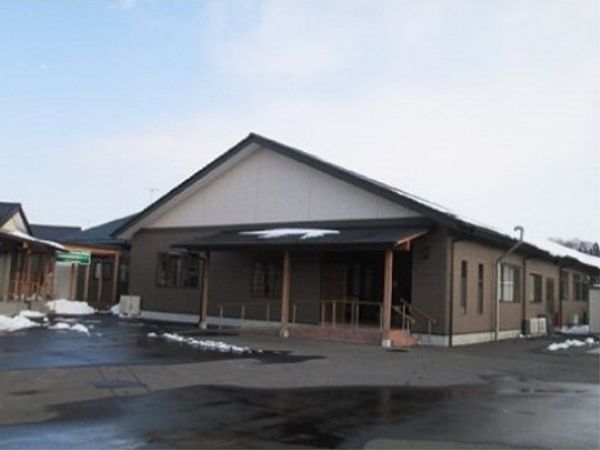 雪が積もる一階建て施設