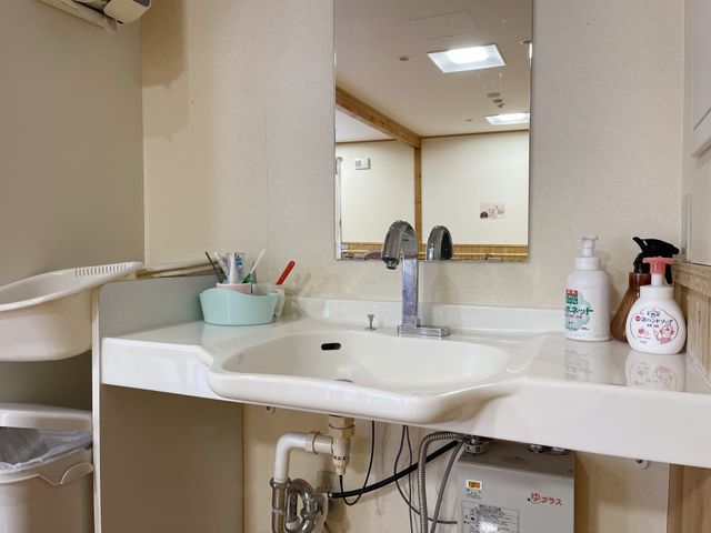 快適な洗面台 洗面台 清潔感のある洗面台は日々の身支度に欠かせない設備です。プライバシーに配慮した設計が施されています。