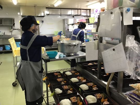 厨房で働くスタッフの姿