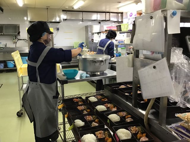 厨房で働くスタッフの姿 キッチン 活気あるキッチンで、温もりのある食事を提供するやりがいのあるお仕事です。