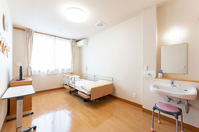 明るく快適な居室 居室 広い窓から自然光が差し込む明るい居室です。快適に過ごせる環境が整っています。