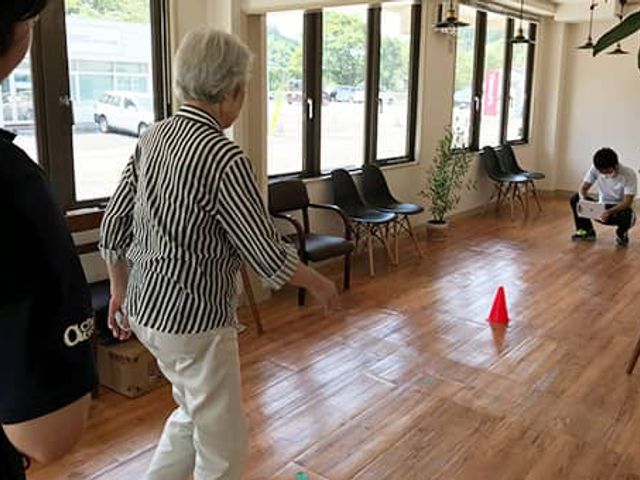 自然光の入る広間 多目的室 自然光が降り注ぐ広々とした空間で、リハビリ訓練が行われています。温かみのある床で快適です。