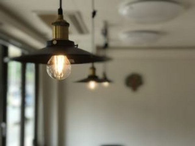照明のある室内 内観   落ち着いた色合いの空間に、天井から吊るされた照明が印象的です。やわらかな明かりで、働く場としても居心地のよさが感じられます。