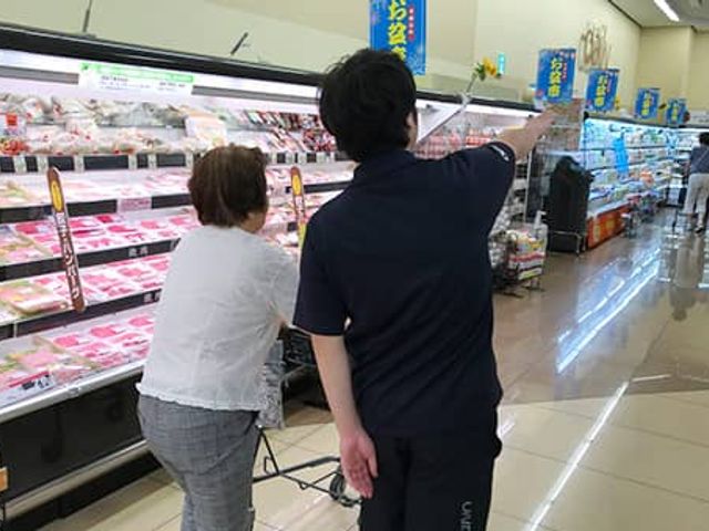 広い店内の様子 食堂 明るい店内で商品を選ぶ際にサポートを提供しています。快適で広々とした環境です。
