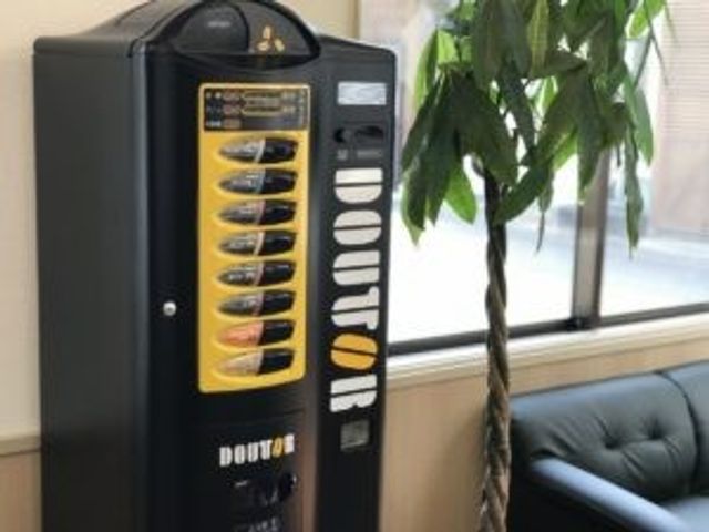 自販機と観葉植物のある休憩室