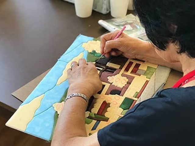 手作りアート制作風景 多目的室 創作活動を通じて、心豊かな時間を過ごせるアートスペースです。手先を使う楽しみが広がります。