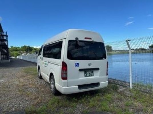 送迎車と水辺の外観  