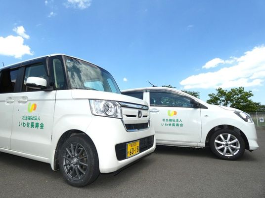 送迎車が並ぶ外観  